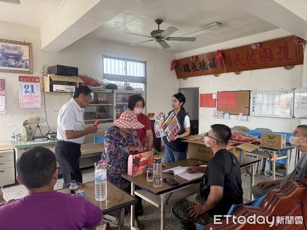 ▲▼【縣政府發放重陽節敬老禮金 布袋警執勤守護安全】  。（圖／布袋分局提供）