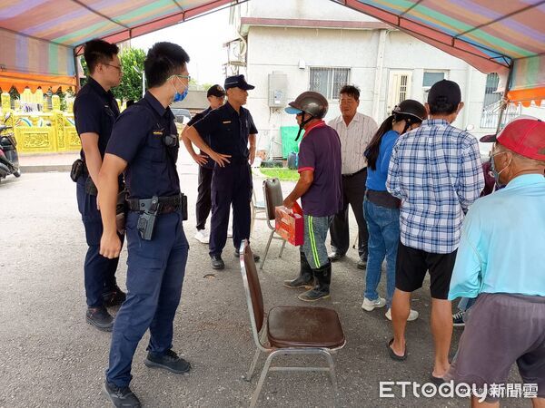 ▲▼【縣政府發放重陽節敬老禮金 布袋警執勤守護安全】  。（圖／布袋分局提供）