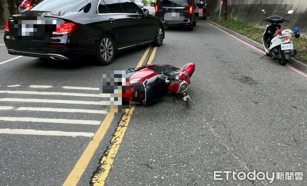 ▲▼潘姓男子自撞燈桿送醫不治             。（圖／記者陳以昇翻攝）