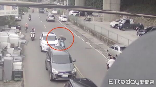 ▲▼73歲陳男攔車嗆聲「你是在叭三小」，陳男見駕駛不理他，竟躺地阻擋車輛去路             。（圖／記者陳以昇翻攝）