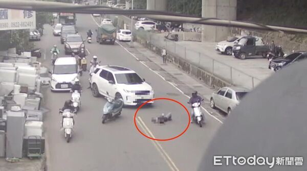 ▲▼73歲陳男攔車嗆聲「你是在叭三小」，陳男見駕駛不理他，竟躺地阻擋車輛去路             。（圖／記者陳以昇翻攝）