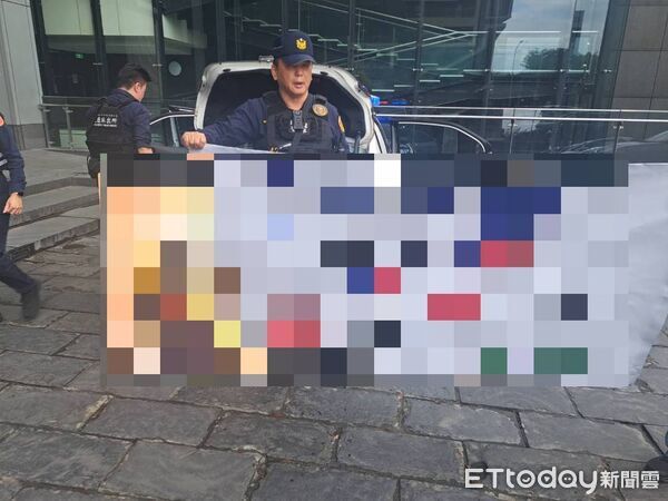 ▲▼45歲男到三立電視台門口抗議，持火把作勢點燃標語布條，遭警方壓制上銬。（圖／記者張君豪翻攝）