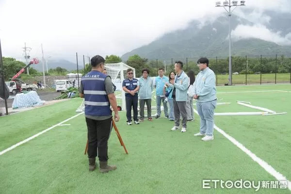 ▲▼花蓮市長魏嘉彥28日偕相關單位人員現場會勘由設計及承包廠商簡報說明。（圖／花蓮市公所提供，下同）