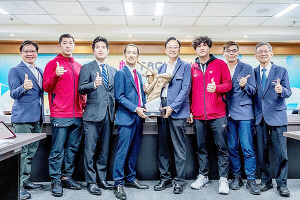 ▲桃園市長張善政今天上午市政會議上，表揚樂天桃猿勇奪2025中華職棒台灣大賽總冠軍，圖為樂天桃園隊領隊與隊長林立等人接受市府表揚。（圖／市府新聞處提供）