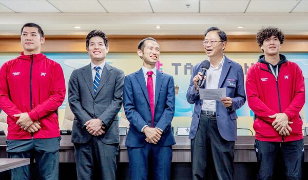 ▲桃園市長張善政今天上午市政會議上致詞，祝賀樂天桃猿勇奪2025中華職棒台灣大賽總冠軍。（圖／市府新聞處提供）