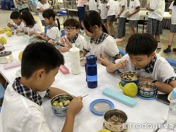 ▲台南市啟動「廚餘減量&times;在地食材」雙軌計畫，結合低碳校園標章推動減碳行動。（記者林東良翻攝，下同）