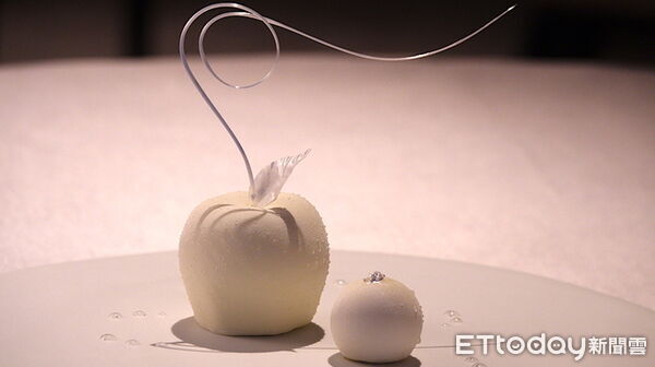 ▲ASAHINA朝比奈主廚將帶來餐廳招牌甜點「Pommes d&rsquo;amour愛之蘋果」。（圖／漢來美食提供）