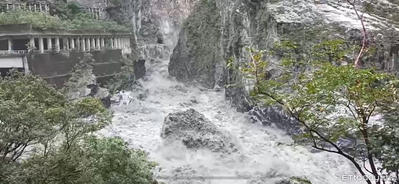 快訊／燕子口堰塞湖恐潰決　立霧溪「水流狂衝」驚人畫面曝