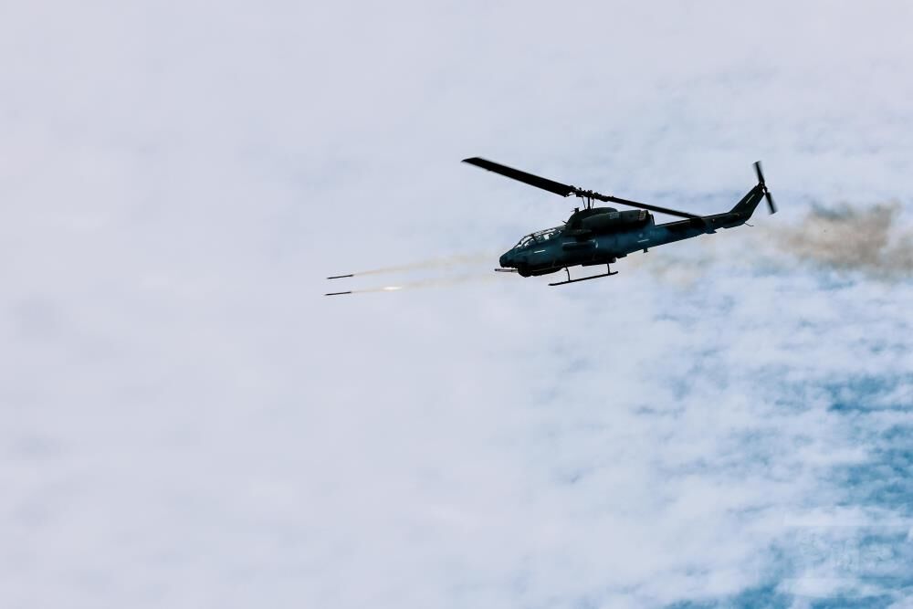 AH-1W攻擊直升機實射海神火箭　目標區爆炸聲在山中迴盪