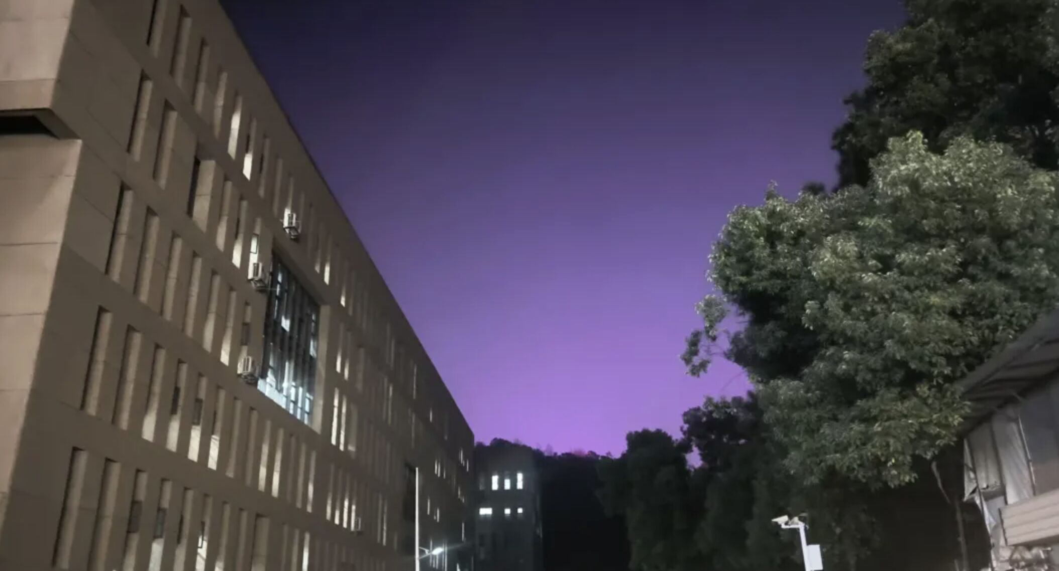 ▲長沙版極光實為霓虹燈「光污染」。（圖／翻攝瀟湘晨報）