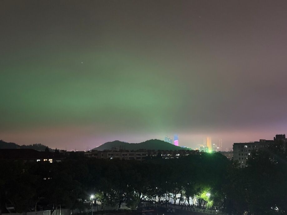 ▲長沙版極光實為霓虹燈「光污染」。（圖／翻攝瀟湘晨報）