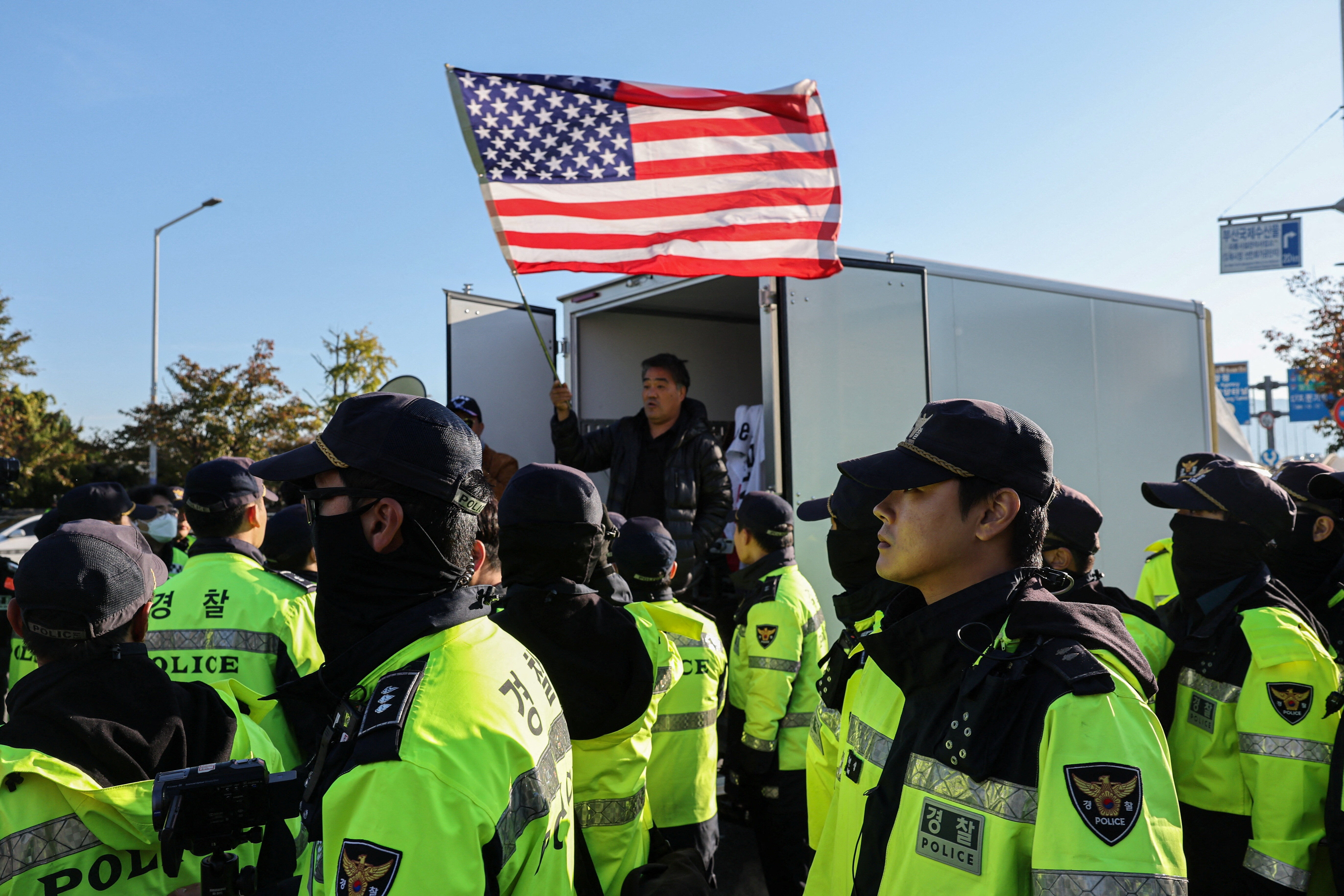 ▲▼川習會將於30日在金海國際機場登場，稍早保守派民眾掛起美國國旗，高喊反中口號。（圖／路透）