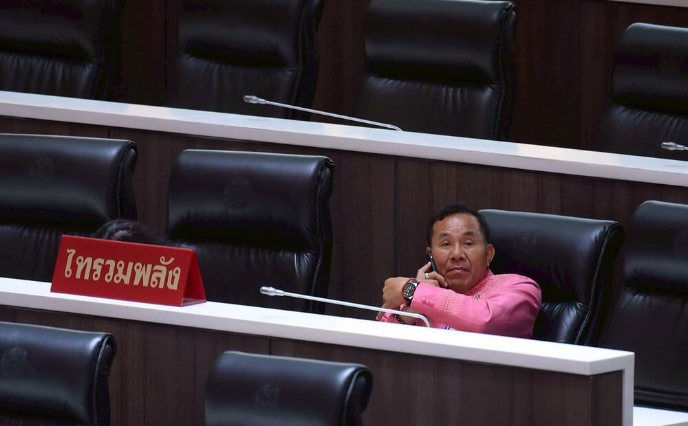 ▲▼哀悼王太后！泰議員「穿粉衣」進國會遭轟。（圖／翻攝自泰國郵報）