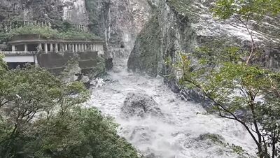 燕子口堰塞湖崩解狂瀉15分超壯觀！「Tiffany藍湖水」消失對比圖