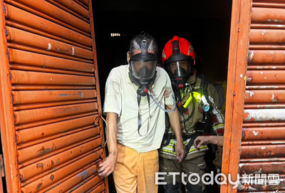 屏東市透天厝清晨火警！夫妻受困屋頂、4樓陽台　消防救援送醫