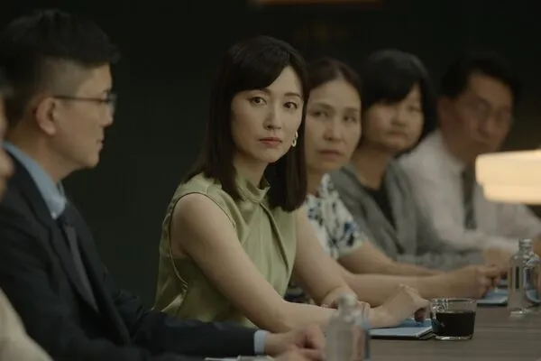 ▲田中千繪為《自殺通告》剪去20公分頭髮，和黃秋生對戲氣勢逼人。（圖／本萃電影提供）