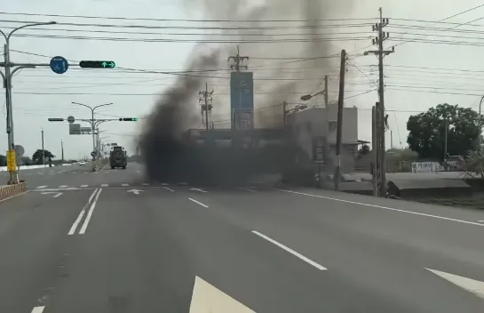 ▲▼雲林路上驚見「巨大烏賊」狂噴黑煙　追上竟是坦克。（圖／翻攝吳東昇臉書）