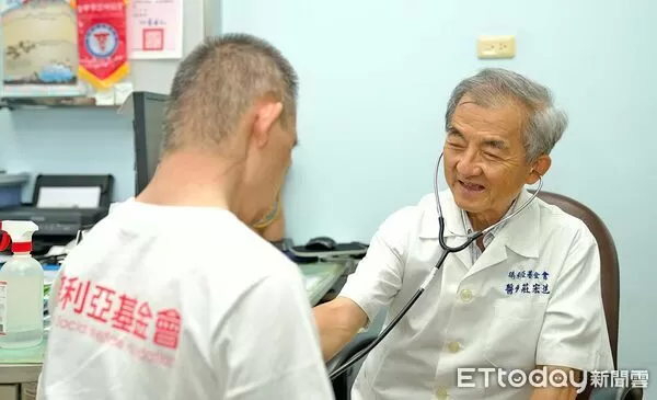 ▲莊宏達醫師持續為心智障礙者看診，八旬身影依然堅毅溫柔。（圖／記者游瓊華翻攝）