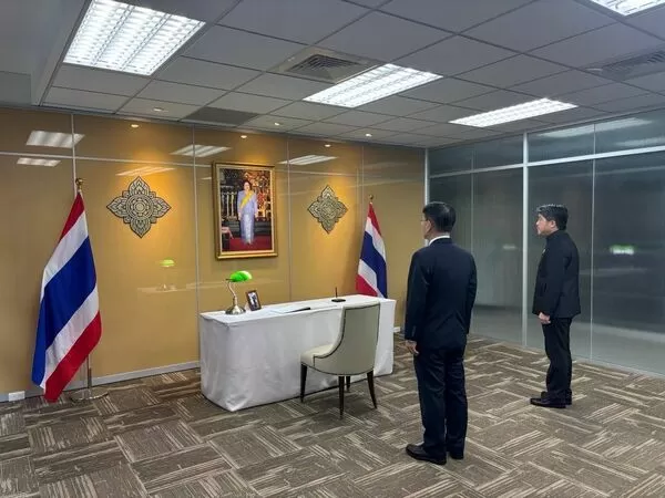 ▲▼外交部常務次長葛葆萱今日在泰國貿易經濟辦事處（TTEO）代表文那隆（Narong Boonsatheanwong）陪同下向詩麗吉王太后（Her Majesty Queen Sirikit The Queen Mother）玉照致意。（圖／外交部提供）