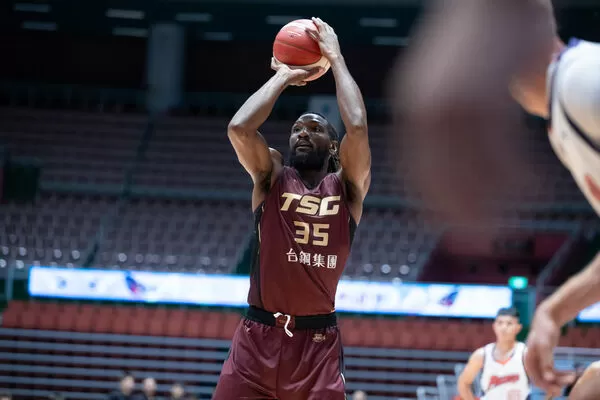 ▲前NBA球星半獸人PLG職籃首秀，最終以12分、12籃板作收。（圖／PLG職籃提供）