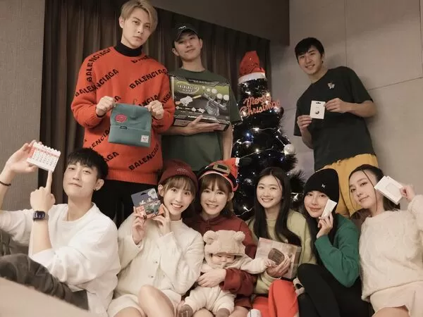 ▲▼王子在范姜彥豐頭上拿「綠帽」合照　網朝聖：2022年哇賽。（圖／翻攝meigo.c）