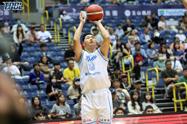 ▲夢想家林俊吉、張宗憲、簡浩，海神胡瓏貿。（圖／TPBL職籃提供）