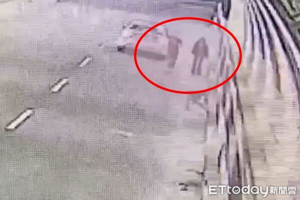 ▲▼騎士見「隧道有鬼」嚇崩！恐怖黑影照瘋傳　監視器拍到3個人。（圖／記者郭世賢翻攝）