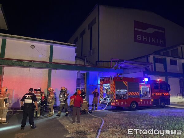 ▲台南新麗企業工廠凌晨火警，所幸並未造成人員傷亡。（圖／記者林東良翻攝，下同）