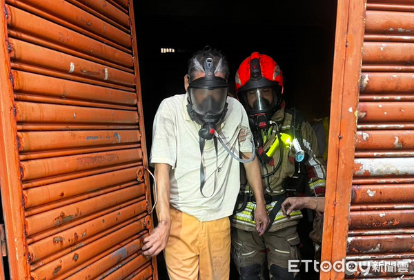 ▲▼    屏東市清晨透天厝驚傳火警 夫妻分處陽台、屋頂獲救         。（圖／記者陳崑福翻攝）