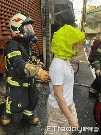 ▲▼    屏東市清晨透天厝驚傳火警 夫妻分處陽台、屋頂獲救         。（圖／記者陳崑福翻攝）