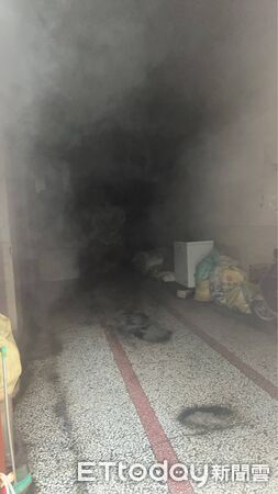 ▲▼    屏東市清晨透天厝驚傳火警 夫妻分處陽台、屋頂獲救         。（圖／記者陳崑福翻攝）