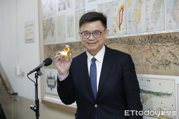 ▲▼民進黨立委賴瑞隆接受媒體聯訪時秀出王義川送他的黃色小鴨，感謝王義川對他參加高雄市長提名的支持。（圖／記者湯興漢攝）