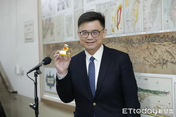 ▲▼民進黨立委賴瑞隆接受媒體聯訪時秀出王義川送他的黃色小鴨，感謝王義川對他參加高雄市長提名的支持。（圖／記者湯興漢攝）