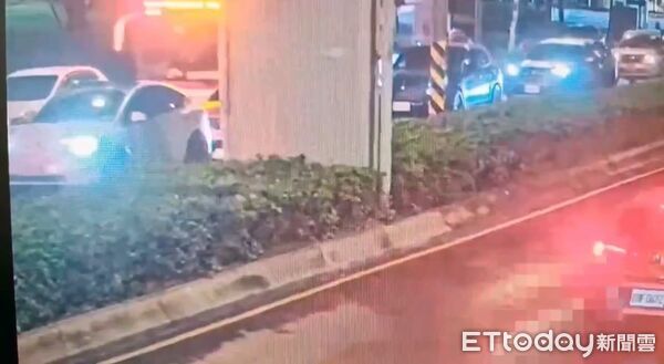 ▲▼      內湖公車爆胎撞停車格內帕拉梅拉       。（圖／記者張君豪翻攝）