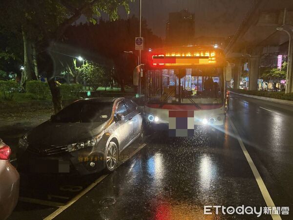 ▲▼      內湖公車爆胎撞停車格內帕拉梅拉       。（圖／記者張君豪翻攝）