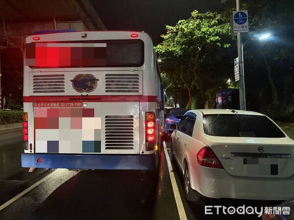 ▲▼      內湖公車爆胎撞停車格內帕拉梅拉       。（圖／記者張君豪翻攝）