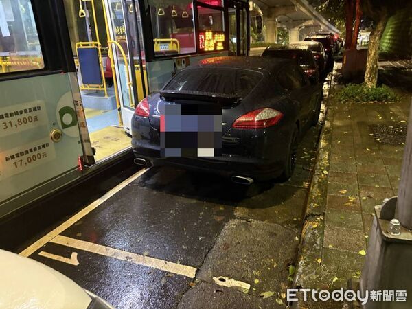 ▲▼      內湖公車爆胎撞停車格內帕拉梅拉       。（圖／記者張君豪翻攝）