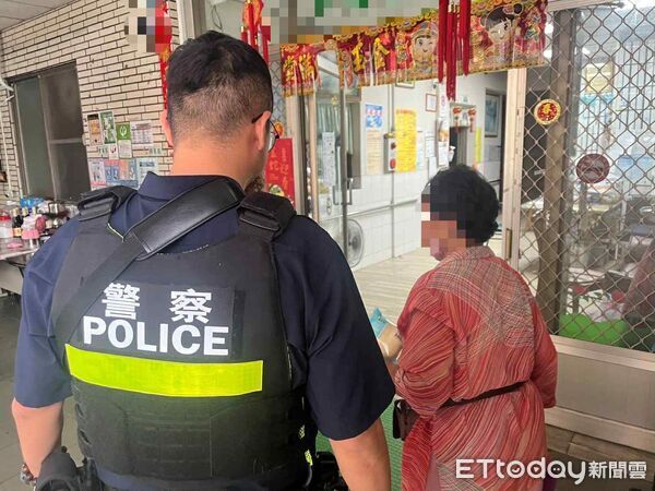 ▲屏東警分局員警送林姓阿嬤與孩子見面。（圖／記者陳崑福翻攝）