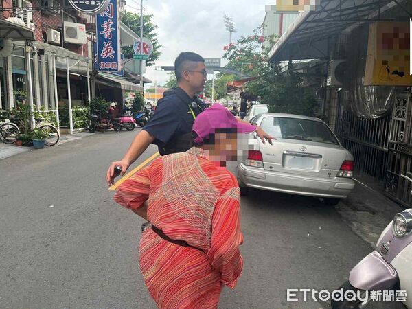 ▲屏東警分局員警送林姓阿嬤與孩子見面。（圖／記者陳崑福翻攝）