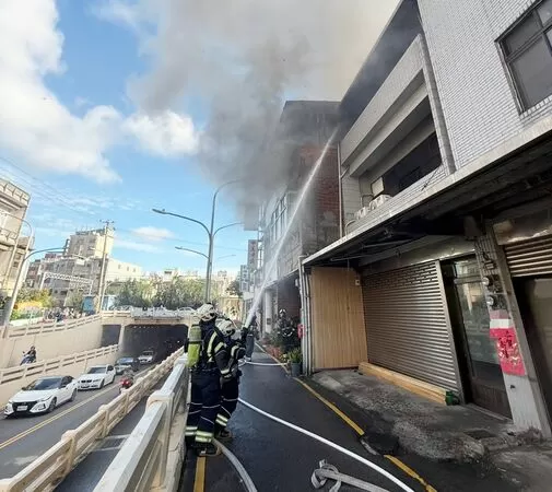 ▲桃園市中壢區龍岡地下旁康樂路上一戶三層樓民宅昨天下午發生火警，消防人員趕往灌救。（圖／桃園市消防局提供）