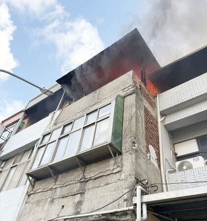 ▲桃園市中壢區龍岡地下旁康樂路上一戶三層樓民宅昨天下午發生火警，火勢由3樓鐵皮屋竄出。（圖／桃園市消防局提供）