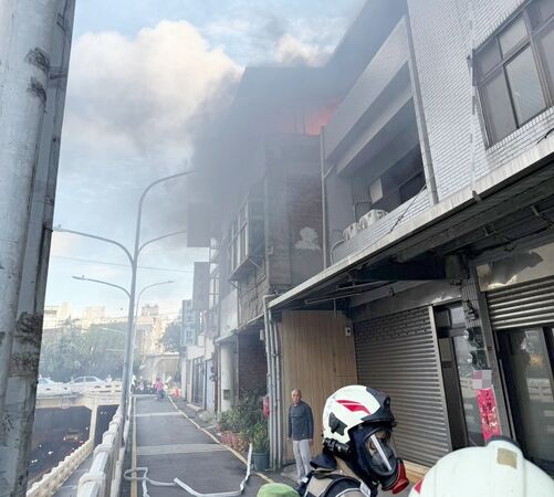 ▲桃園市中壢區龍岡地下旁康樂路上三層樓民宅火警，濃煙不斷竄出。（圖／桃園市消防局提供）