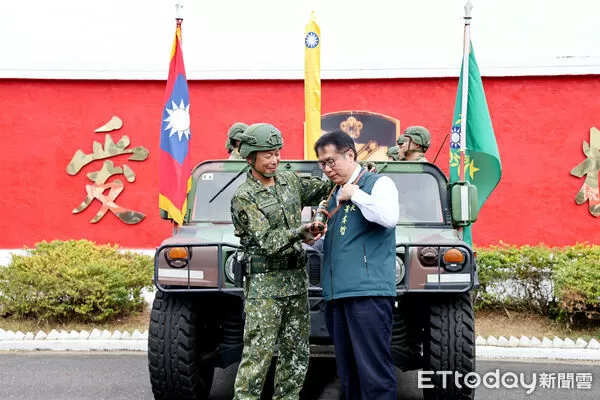 ▲台南市長黃偉哲歡送陸軍砲兵學校遷駐關廟，感謝官兵守護地方73年。（記者林東良翻攝，下同）