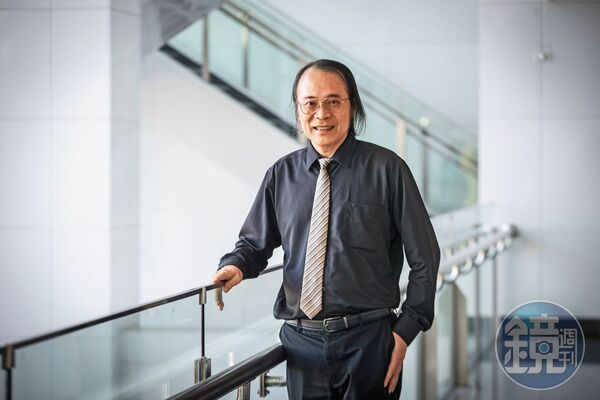 簡立峰常在演講時表示，少子化使台灣人才培育面臨「供給不足」困境；當每年出生人口只剩十幾萬，台灣的半導體產業很難維持世界第一。未來要救台灣，得靠二種人：「外國人與機器人。」圖為他日前出席實體演講後，抽空接受拍攝。