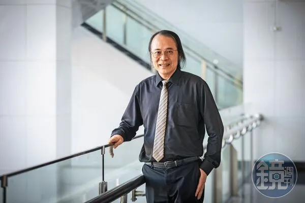 簡立峰常在演講時表示，少子化使台灣人才培育面臨「供給不足」困境；當每年出生人口只剩十幾萬，台灣的半導體產業很難維持世界第一。未來要救台灣，得靠二種人：「外國人與機器人。」圖為他日前出席實體演講後，抽空接受拍攝。