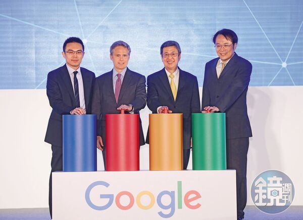 2018年初，Google啟動「智慧台灣計畫」，在台建立亞洲最大研發中心。圖為2018年7月，時任副總統陳建仁（右2）、時任Google台灣董事總經理簡立峰（右1）共同參與智慧台灣計畫啟動典禮。