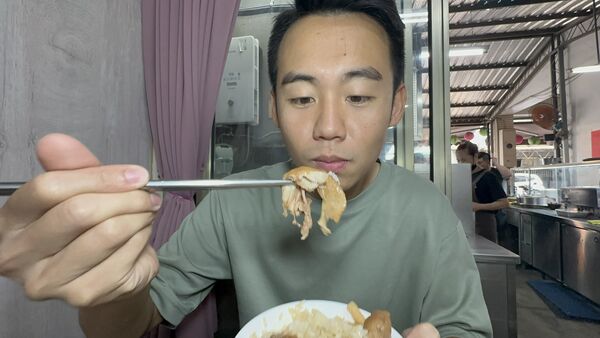 ▲彰化排隊名店阿泉爌肉飯及車路口肉羹改以雞腿及雞肉因應。（圖／記者唐詠絮攝）