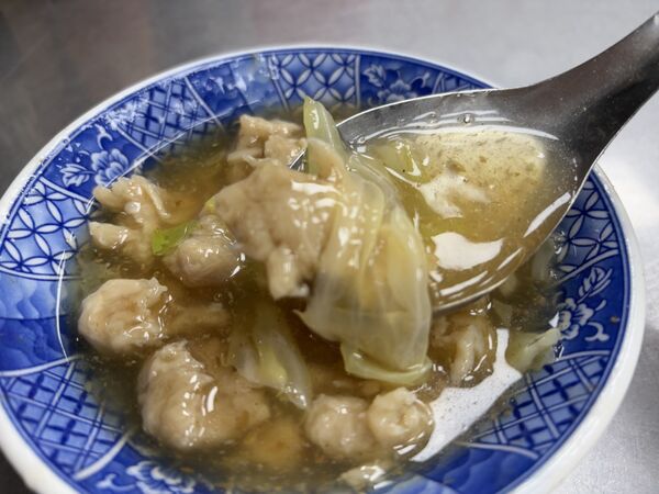 ▲彰化排隊名店阿泉爌肉飯及車路口肉羹改以雞腿及雞肉因應。（圖／記者唐詠絮攝）