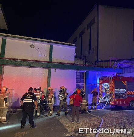 ▲台南市官田區台一線旁一間工廠凌晨發生火警，現場竄出濃煙。（記者林東良翻攝，下同）