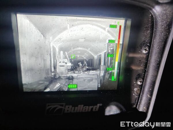 ▲台南市官田區台一線旁一間工廠凌晨發生火警，現場竄出濃煙。（記者林東良翻攝，下同）